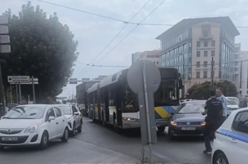  Συγγρού: Σύγκρουση λεωφορείου με ΙΧ  – Αρκετοί τραυματίες (vid)