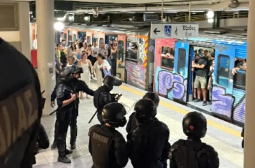  Μοναστηράκι: Επίθεση των ΜΑΤ σε διαδηλωτές υπέρ της Παλαιστίνης σε σταθμό του ΗΣΑΠ