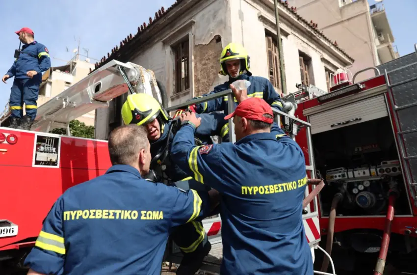  Φωτιά στα Εξάρχεια-Διακοπή κυκλοφορίας στην Θεμιστοκλέους