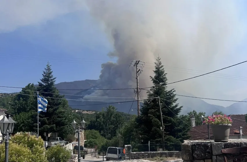  Φενεός: Εκτός ελέγχου η φωτιά στο Μαυροβούνι- Μήνυμα 112- 2 πυροσβέστες στο νοσοκομείο (vid)