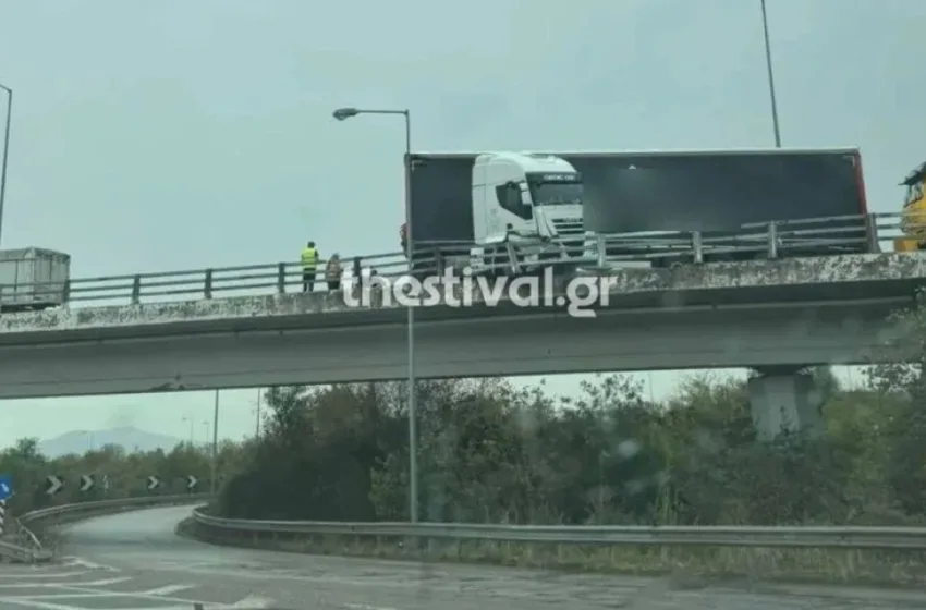  Θεσσαλονίκη: “Δίπλωσε” νταλίκα στην ΠΑΘΕ – Δεν τραυματίστηκε ο οδηγός