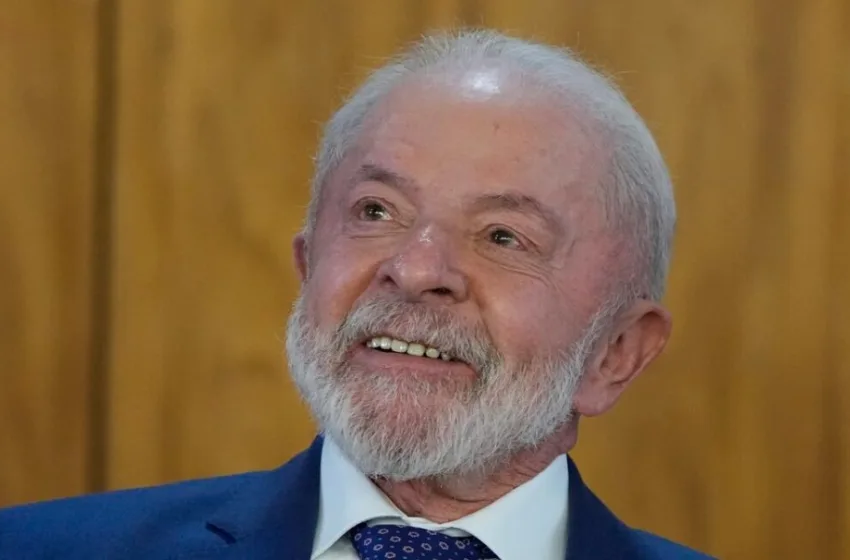  Βραζιλία: Ο Λούλα σαρκάζει τον Τραμπ για τους δασμούς φυτεύοντας αμπέλι–”Σπέρνουμε τροφή και όχι βία ή μίσος” (vid)