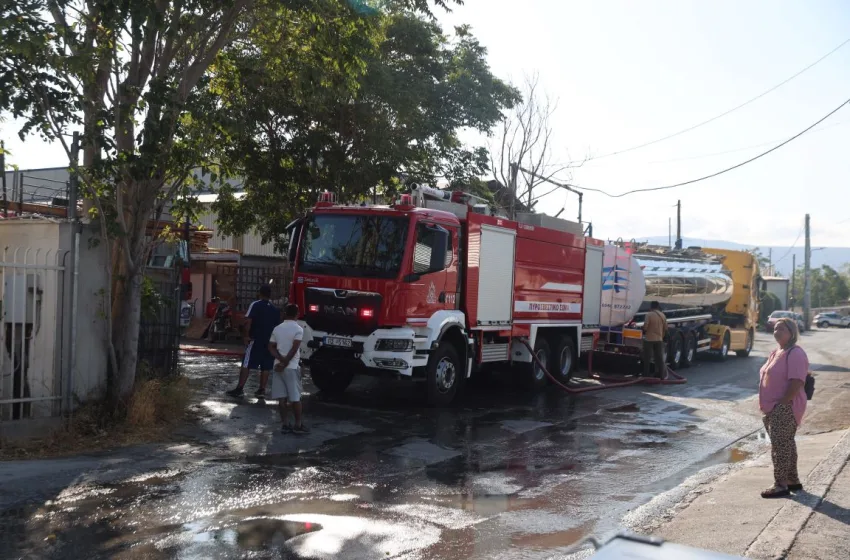  Υπό έλεγχο η φωτιά στο εργοστάσιο ξυλείας στο Αιγάλεω