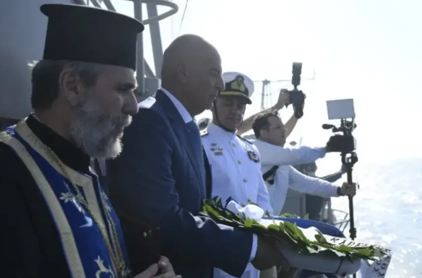  Στην Τήνο ο Δένδιας για την 85η επέτειο από τον τορπιλισμό της “Έλλης” – “Αιωνία τους η μνήμη”