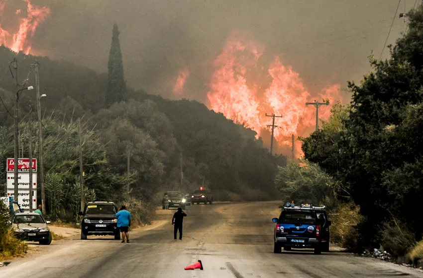  Καίγονται σπίτια στην Αχαΐα, τρεις τραυματίες- Δύσκολη κατάσταση στη Χίο, καταστροφές στη Ζάκυνθο (vid)