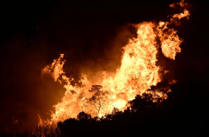  Φωτιά  στη Νέα Πέραμο: Συναγερμός στην Πυροσβεστική- Μήνυμα του 112