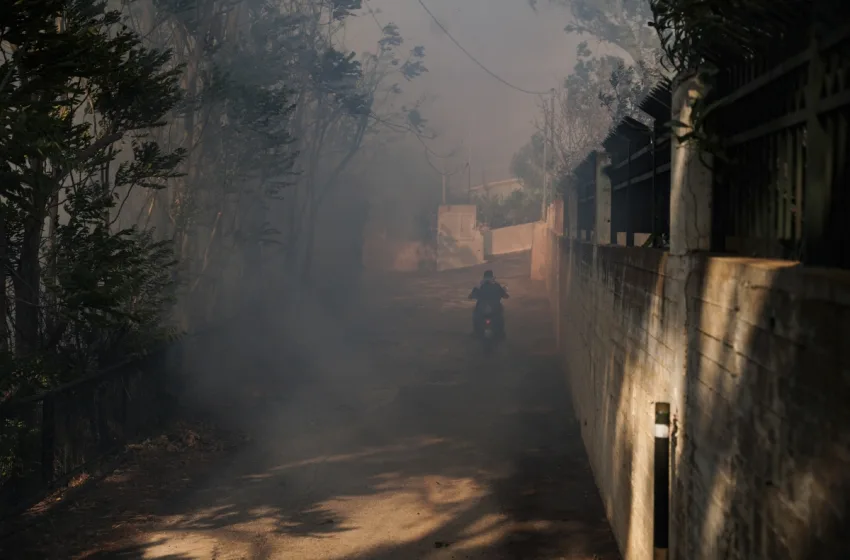  Καίγονται σπίτια και στην Παλαιά Φώκαια