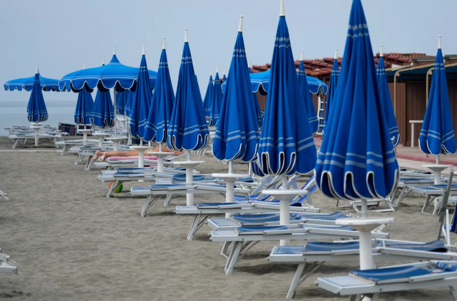 ''Ακριβή μου ξαπλώστρα''-Οι Ιταλοί εγκαταλείπουν τις οργανωμένες πλαζ λόγω των υψηλών τιμών 2 image 16