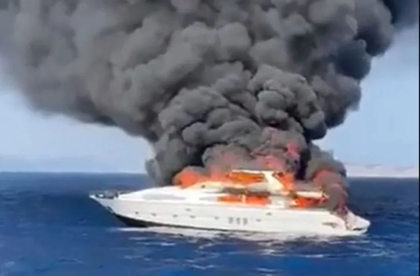  Στις φλόγες παραδόθηκε και βυθίστηκε γιοτ ανοιχτά της Ίμπιζα