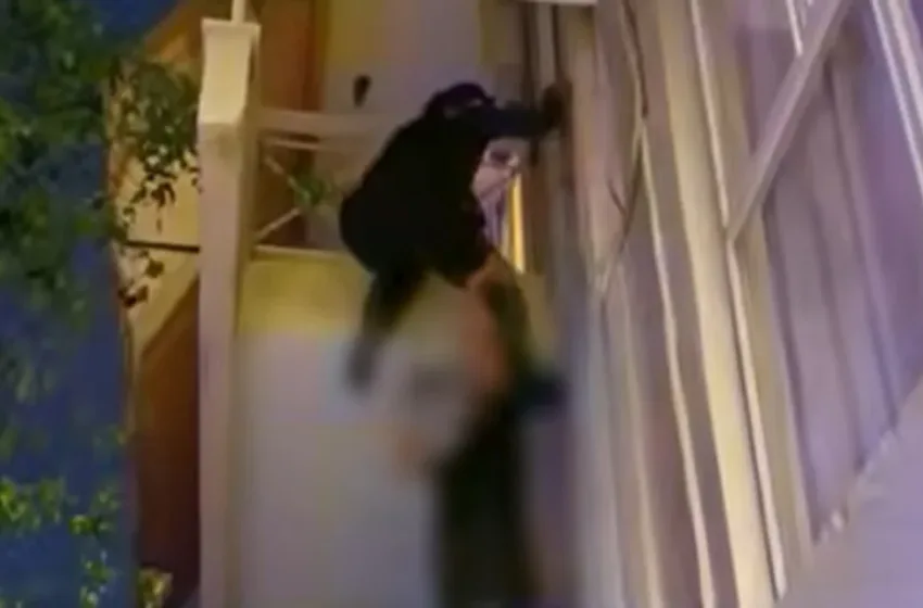  Καμίνια: Αστυνομικός σκαρφαλώνει σε μπαλκόνι για να βοηθήσει 5χρονο (vid)