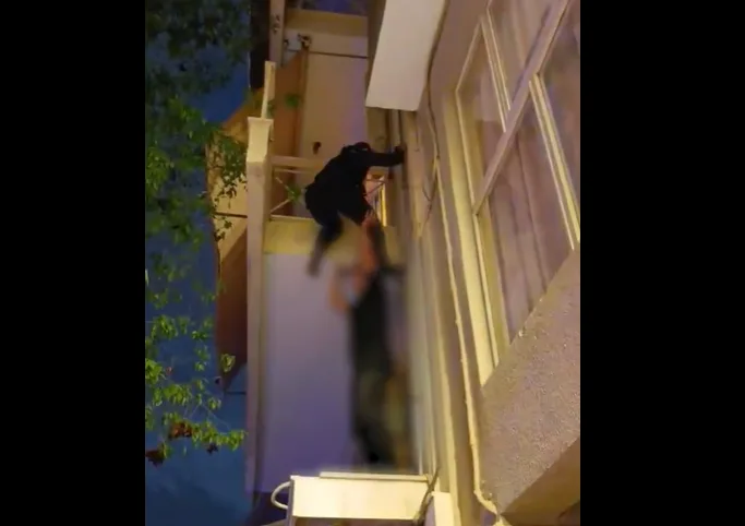  Συνελήφθη η 20χρονη αδελφή του 5χρονου αγοριού στα Καμίνια- Τον άφησε μόνο του στο μπαλκόνι