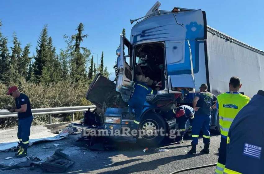  Τροχαίο με νταλίκες στη Λαμία- Ο δρόμος γέμισε αλεύρι (εικόνες)
