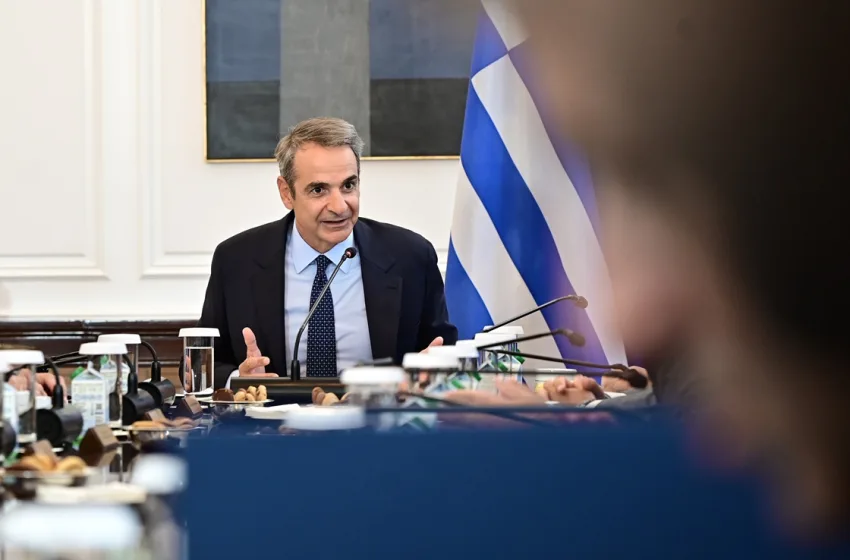  Μητσοτάκης: Φθηνότερη ενέργεια, δεν απέκλεισε παρέμβαση αν δεν πέσουν οι τιμές-Διευκρινίσεις για 8ωρο και 13ωρο