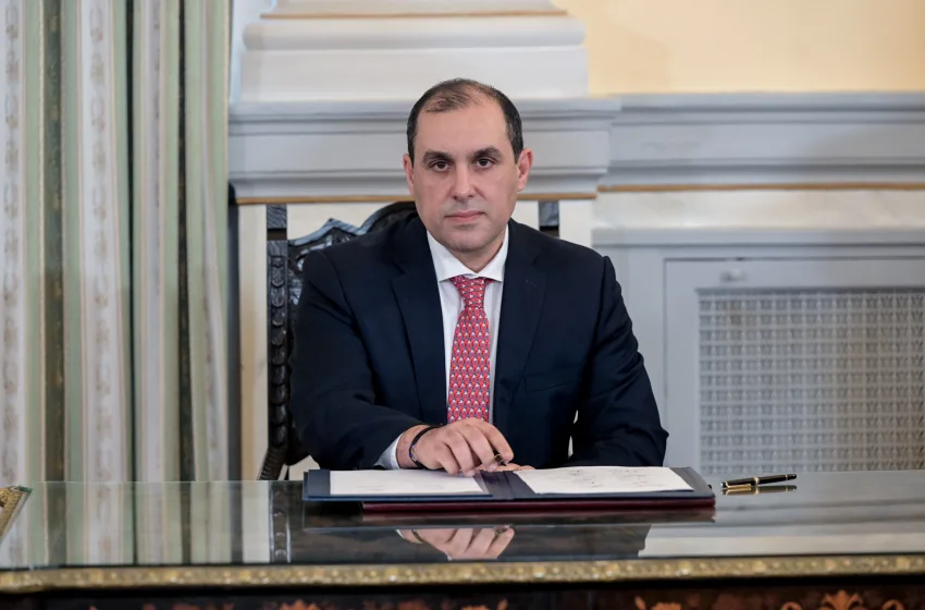  Σύσκεψη Κατσαφάδου με αυτοδιοικητικούς για τα προβλήματα μετά τη φωτιά στην Αν. Αττική