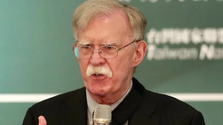  Καρέ – Καρέ η έφοδος του FBI στο σπίτι του Μπόλτον-Ο Τραμπ τον αποκάλεσε “ρεμάλι”