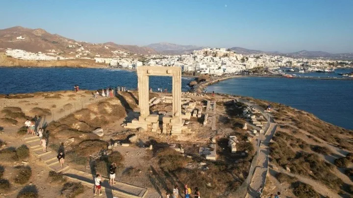  ΥΠΠΟ: “Η περίφραξη θα μείνει μόνιμα στο μνημείο του Απόλλωνα στη Νάξο”