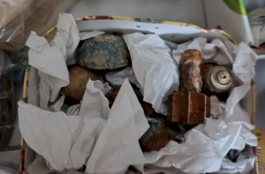  Καισαριανή: Eικόνες από το οπλοστάσιο, που βρέθηκε σε κάδο απορριμμάτων