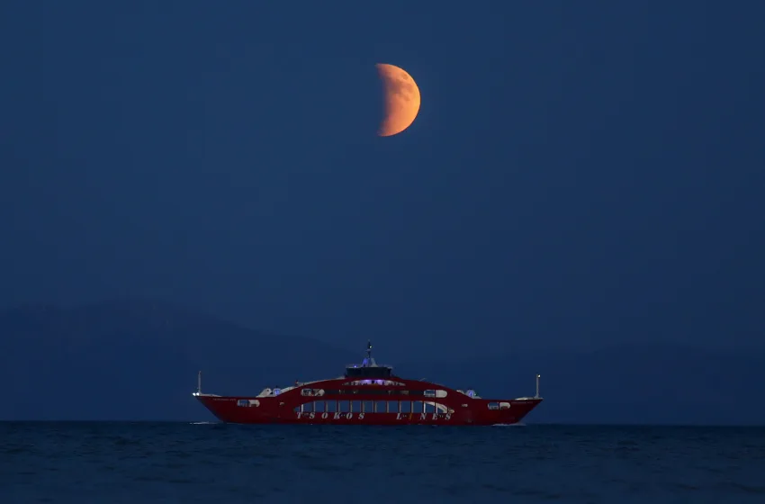  “Ματωμένο φεγγάρι”: Φαντασμαγορικές εικόνες από την ολική έκλειψη Σελήνης