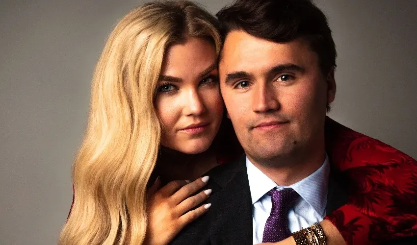  Η στιγμή που η Έρικα Κερκ καταρρέει πάνω στο φέρετρο του συζύγου της