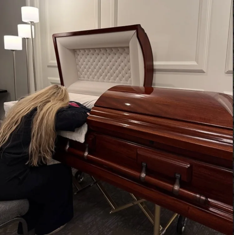 Η στιγμή που η Έρικα Κερκ καταρρέει πάνω στο φέρετρο του συζύγου της 2 erika feretro