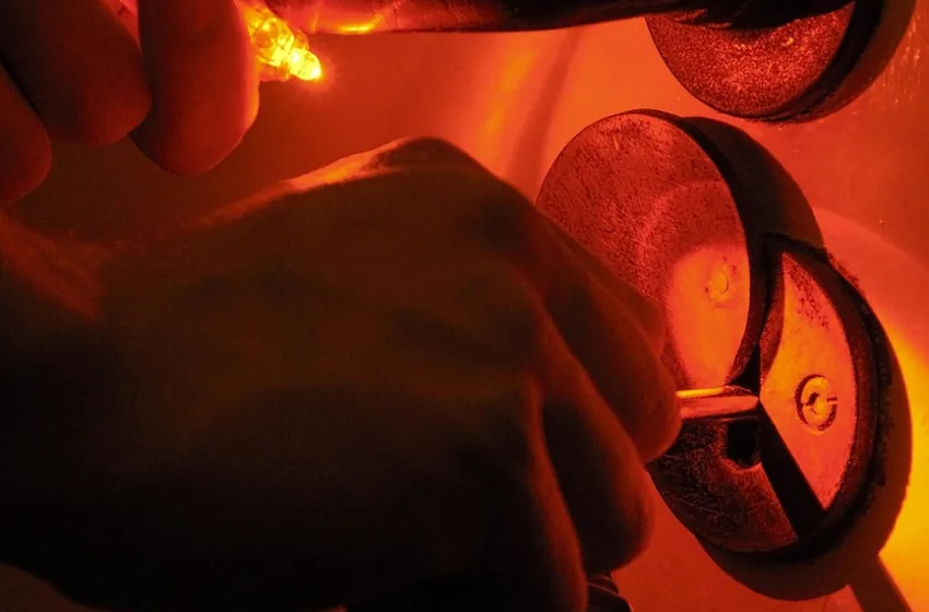  Την έδεσαν, την έκλεψαν, τη φίλησαν στο κεφάλι και αποχώρησαν – Σοκ για ηλικιωμένη στην Κηφισιά