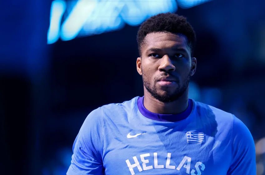  Η συγκίνηση του Γιάννη Αντετοκούνμπο αγκαλιά με την ελληνική σημαία (vid)