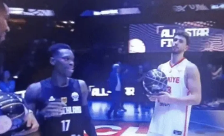  Το βίντεο με τον εριστικό Σενγκούν-Δεν έδωσε το χέρι στον Αντετοκούνμπο κατά την απονομή στην καλύτερη πεντάδας