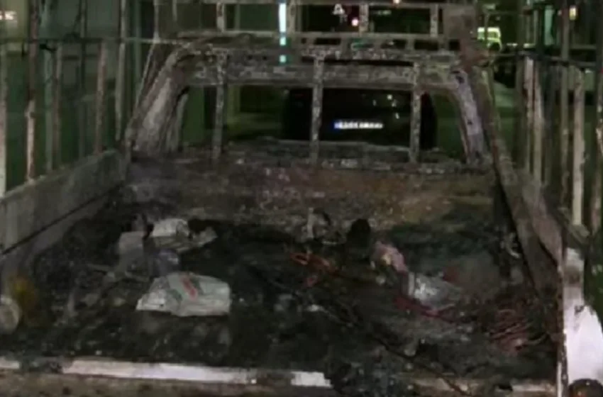  Φωτιά σε δύο ΙΧ και ένα δίκυκλο στον Πειραιά