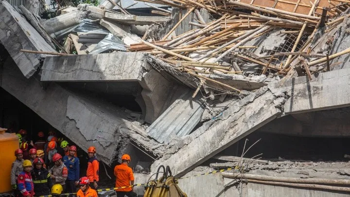  Τραγωδία στην Ινδονησία – Τρεις νεκροί από την κατάρρευση οικοτροφείου