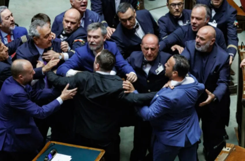  Ξύλο μέσα στο ιταλικό κοινοβούλιο- Βουλευτές πιάστηκαν στα χέρια (vid)