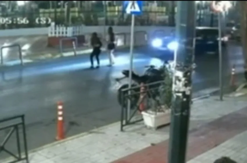  Καμίνια: Αυτοκίνητο παρασέρνει 16χρονη σε διάβαση πεζών και εξαφανίζεται (vid)