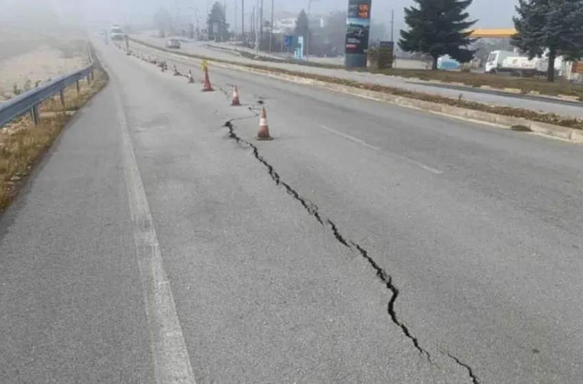  Καθίζηση στην Εθνική Ιωαννίνων – Αθηνών κοντά στον κόμβο της Πεδινής – Σε κίνδυνο και η δεύτερη λωρίδα κυκλοφορίας