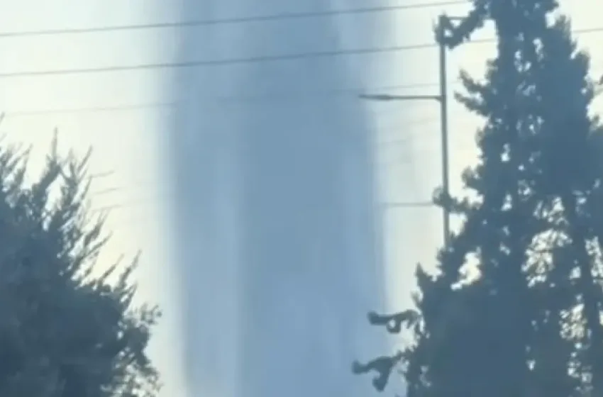  Κερατσίνι: Ποτάμια οι δρόμοι στην Αμφιάλη-Έσπασε αγωγός