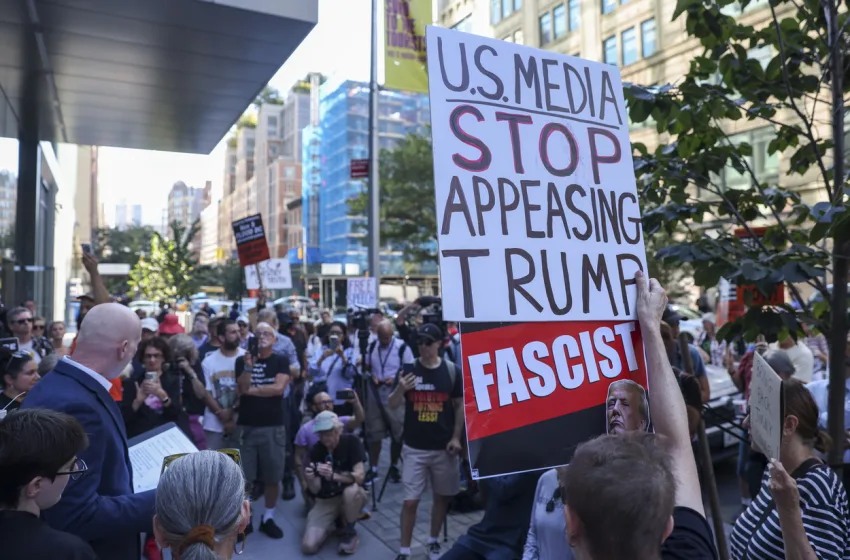  Υπόθεση λογοκρισίας Κίμελ: Ο Τραμπ θέλει να κλείσει κανάλια-Στους δρόμους οι αμερικανοί