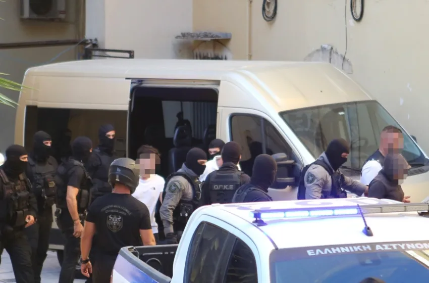  Στον εισαγγελέα ανά 8άδες οι συλληφθέντες για εγκληματική οργάνωση στα Χανιά