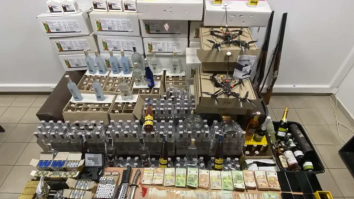  Κύκλωμα εισήγαγε λαθραία ποτά και παράνομα φυτοπροστατευτικά προϊόντα με τουριστικά λεωφορεία