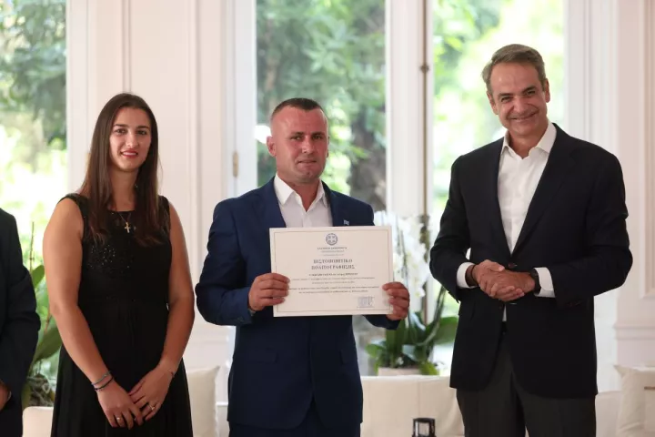  Μητσοτάκης: Τίμησε με πολιτογράφηση τον άνδρα που είχε βουτήξει στον Άραχθο για να σώσει τα παιδιά