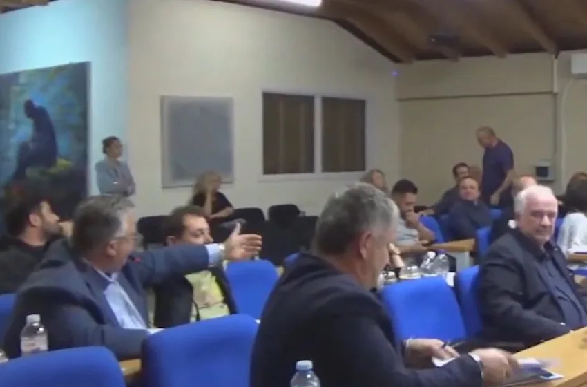  Μεσολόγγι: Ακραίες εκφράσεις στο δημοτικό συμβούλιο- “Πέθανες, θα κυκλοφορείς με φουστίτσα” (vid)