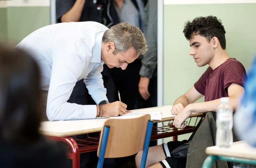 Μητσοτάκης στα Ωνάσεια σχολεία Περιστερίου: “Επενδύουμε συστηματικά στη δημόσια παιδεία”