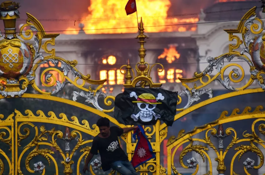  Η Gen Z επαναπροσδιορίζει τη γλώσσα της αντίστασης… Ο ρόλος του Anime και η πειρατική σημαία “One Piece”