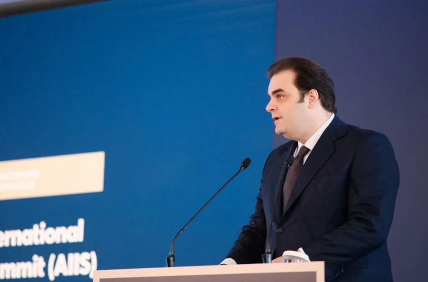  Πιερρακάκης: Αυξάνονται οι επενδύσεις και οι εξαγωγές, μειώνεται το χρέος