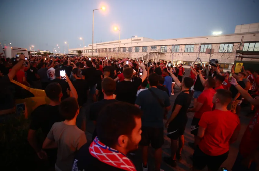  Ολυμπιακός: Πάτησε Αθήνα ο Ποντένσε – “Τρέλα” από τους οπαδούς στο αεροδρόμιο