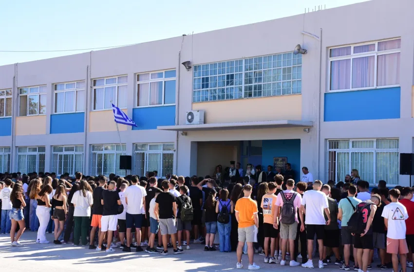  Νέα σχολική χρονιά: Την Πέμπτη ο αγιασμός, τι αλλάζει φέτος στα σχολεία-Προσλήψεις, κενά, συνοπτική εικόνα