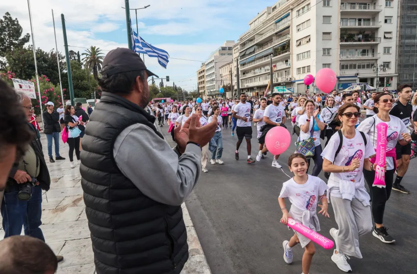  Συγκίνηση στο Σύνταγμα: Δρομείς χαιρετούν, χειροκροτούν και αγκαλιάζουν τον Πάνο Ρούτσι