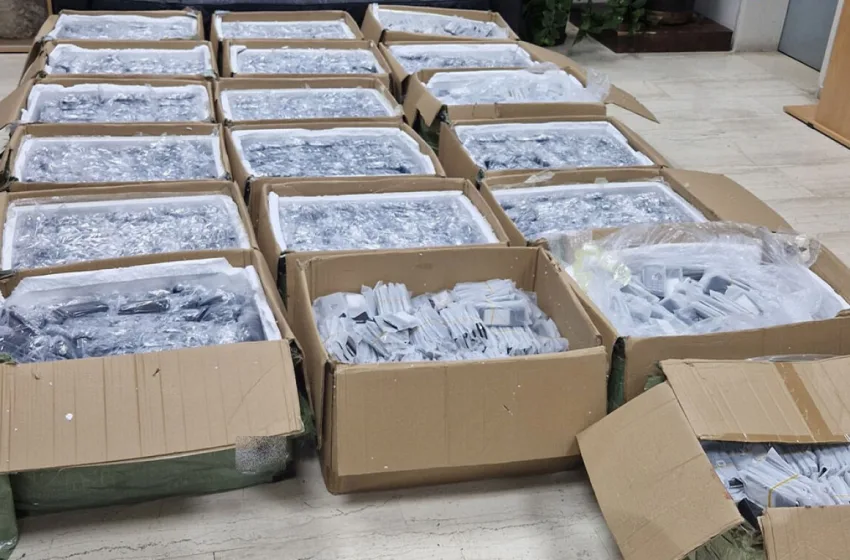  Χίος: Δύο συλλήψεις Τούρκων για λαθρεμπόριο τηλεφώνων- Εντοπίστηκαν 12.500 κινητά (εικόνες)