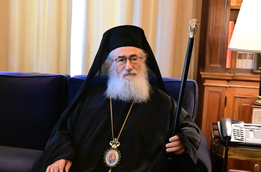  Έφτασε στην Αθήνα η ελληνική αποστολή που παρέλαβε τον Αρχιεπίσκοπο Δαμιανό