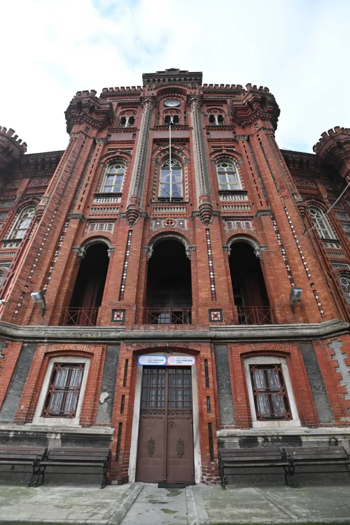 Ρεπορτάζ libre: Η πραγματικότητα για τα μειονοτικά σχολεία της Πόλης-Τι κρύβεται πίσω από τη συρρίκνωση; 6 Μεγάλη του Γένους Σχολή 2