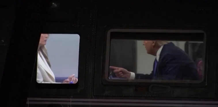  Η κάμερα συνέλαβε Τραμπ και Μελάνια σε “θερμό επεισόδιο” μέσα στο Marine One (vid)