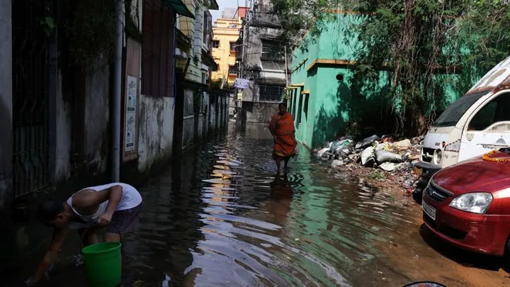  Ινδία: 12 νεκροί από τις σφοδρές βροχοπτώσεις στην Καλκούτα