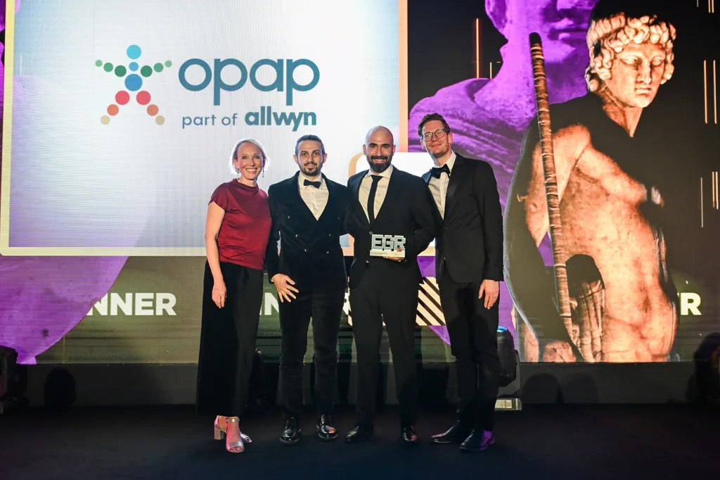 Ο Online Acquisition Director του ΟΠΑΠ, Θάνος Πάτσης, και ο Responsible Gaming Expert του ΟΠΑΠ, Σάββας Ηλιόπουλος, παραλαμβάνουν το βραβείο “Global EGR Safer Gambling Operator of the Year 2025”